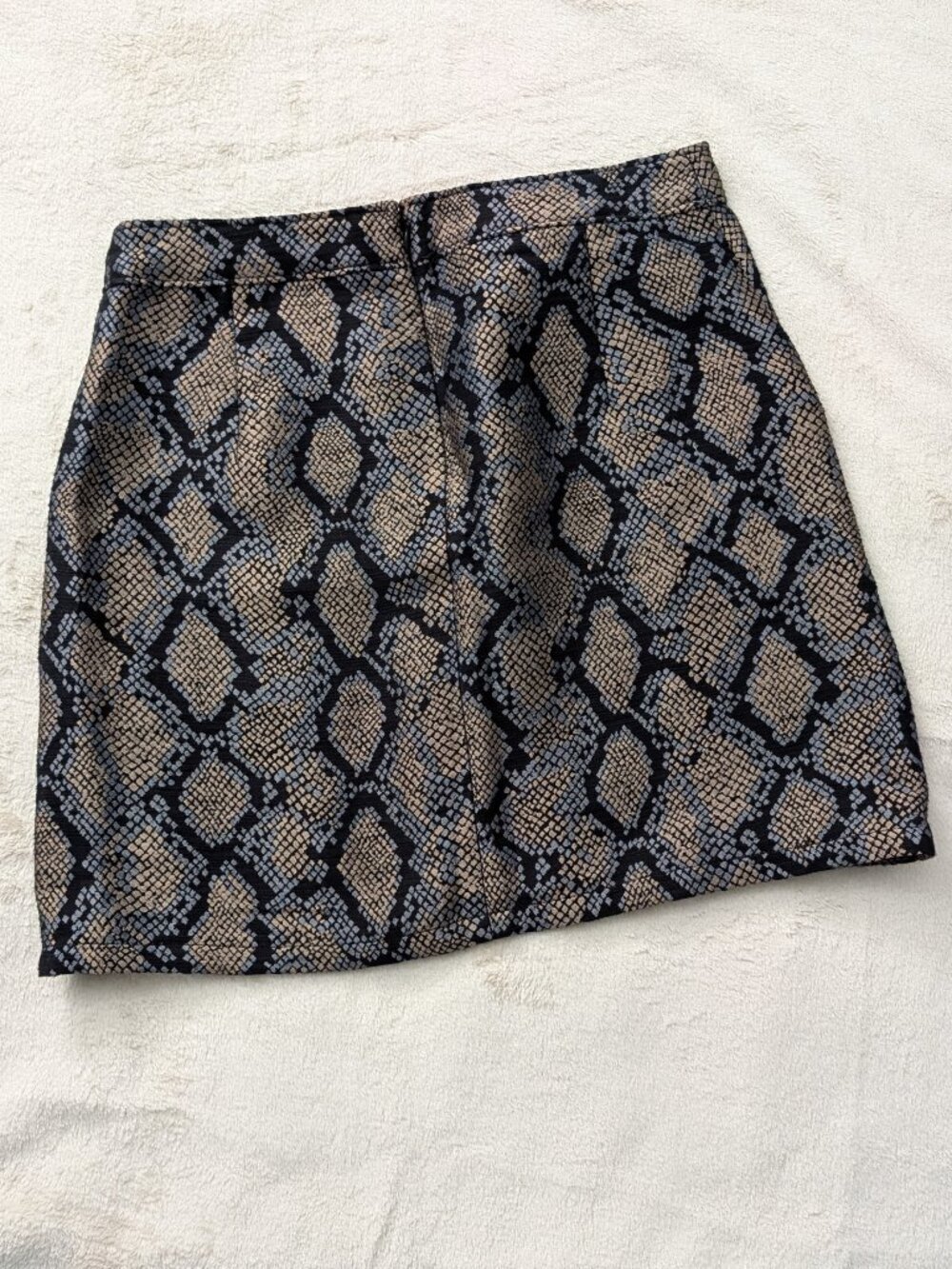 NWT Express Snake Skin Mini Skirt, Size 6 - Picture 2 of 4